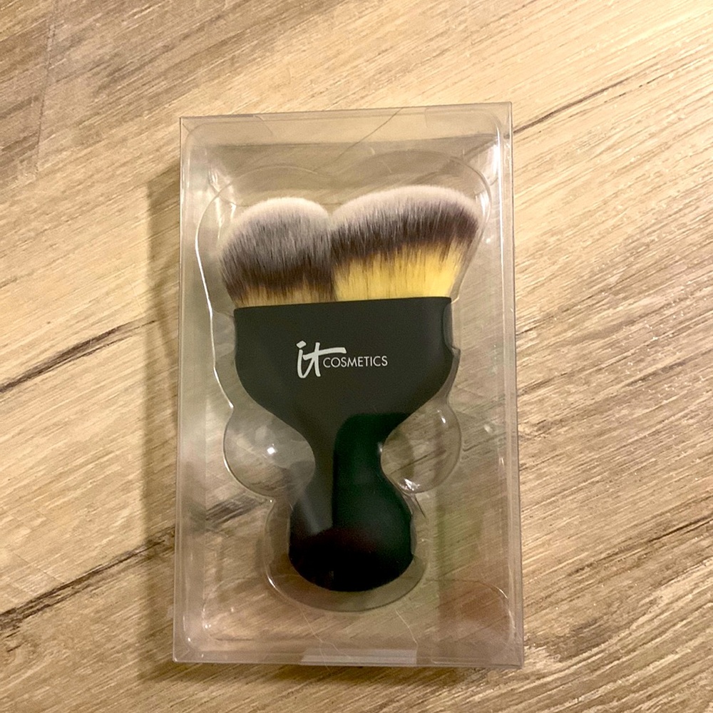 IT Cosmetics highlight and contour brush - NEW